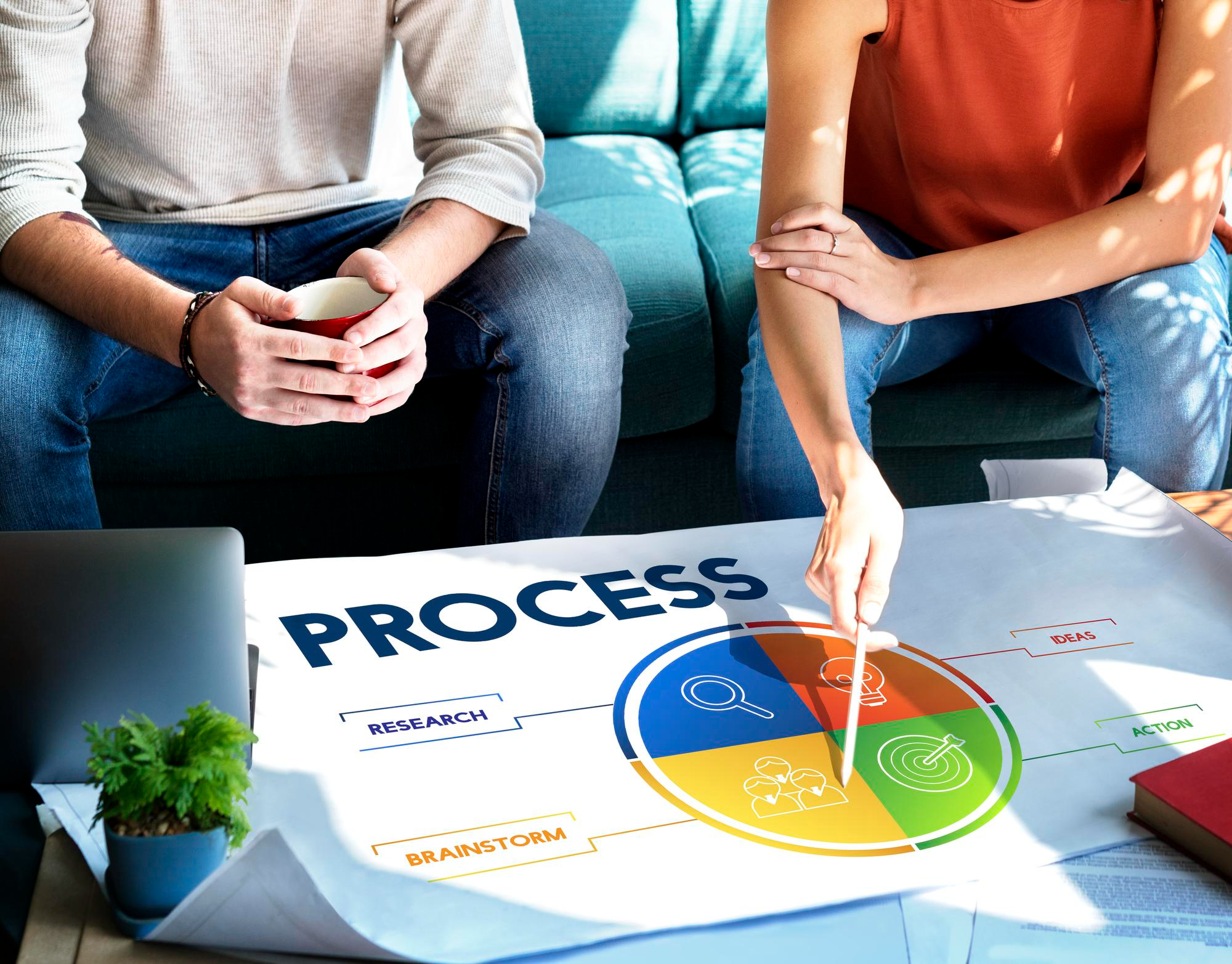 Persona explicando un proceso de consultoría digital