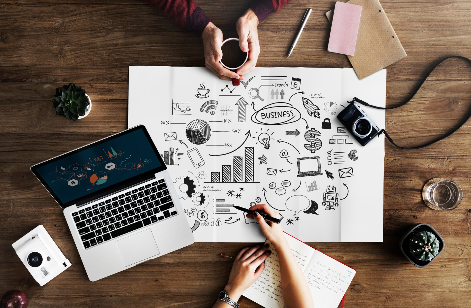 Bocetos y equipos de planeación y marketing digital